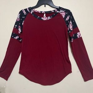 Beautiful and fresh long-sleeved blouse size S. In an intense burgundy color!